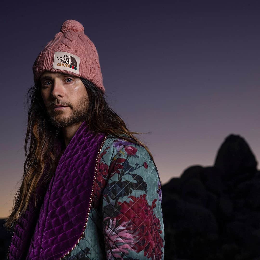 のインスタグラム：「Photographed by @jimmychin, @jaredleto wears pieces from #TheNorthFacexGucci collection.  The images appear in three articles from @sidetrackedmag: ‘In Search of the Yucca Man’ shows Jared Leto captured climbing in the Joshua Tree National Park, ‘Climbing Other Mountains’ is an  interview between Oscar winners Jared Leto and Jimmy Chin, and ‘Celebrating the Spirit of Exploration’ unveils the collaboration between two brands’ shared values of adventure, freedom, respect for nature, and, the spirit of exploration. Tune in to listen to @jaredleto and @jimmychin on  our live at 8pm CET / 2pm EST / 11am PST Discover more through link in bio.  @alessandro_michele #AlessandroMichele @thenorthface #GucciEditorials」