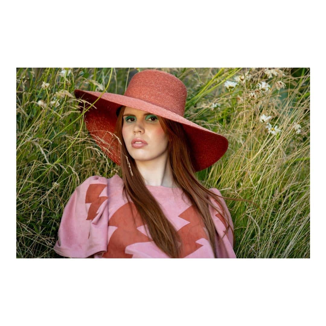 イヴァナ ヘルシンキのインスタグラム：「Hayfields, love letters and lots of kisses💕 #Flashes #IvanaHelsinki #fashion」