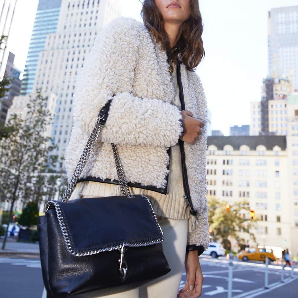 レベッカミンコフのインスタグラム：「Creamy winter whites are perfect for a “warm” winter day.」