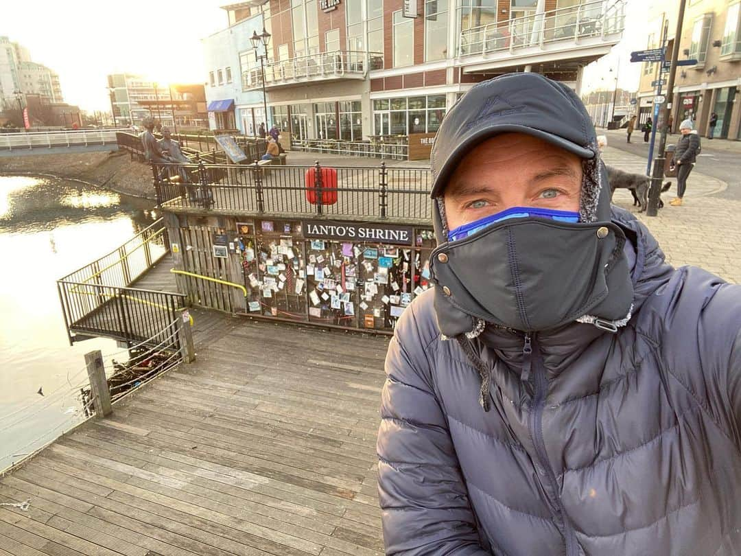 ジョン・バロウマンさんのインスタグラム写真 - (ジョン・バロウマンInstagram)「Out for my walk and nobody knew it was me paying some respect to #Ianto Jb  . . #captainJackharkness #torchwood #whovian #doctorwho #Cardiff #hub」1月16日 0時50分 - johnscotbarrowman