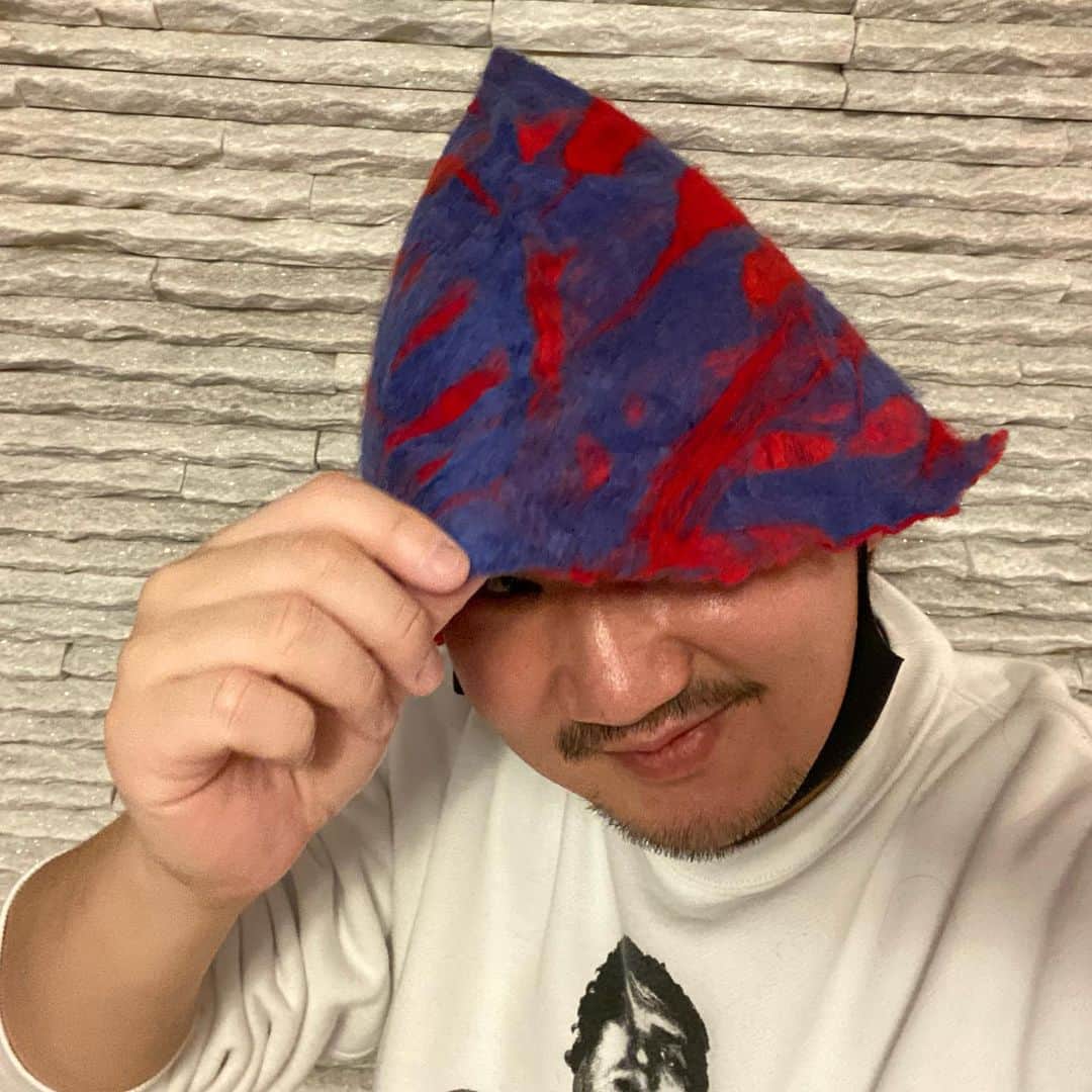 植田朝日のインスタグラム：「🔵🔴🧖‍♂️﻿ ﻿ 自作青赤サウナハット完成‼️﻿ そして、リベンジ成功‼️﻿ ﻿ いや〜、図工とか工作とか大っ嫌いでサボりまくってた男がサウナの為に羊毛まで自分で買いに行って作るとは・・・⁉️苦笑﻿ ﻿ テントサウナも買ったし入りまくるぞ！w﻿ ﻿ #サウナ #サウナー #サウナ好き #朝日のサ活 #サウナハット #tokyo12﻿」
