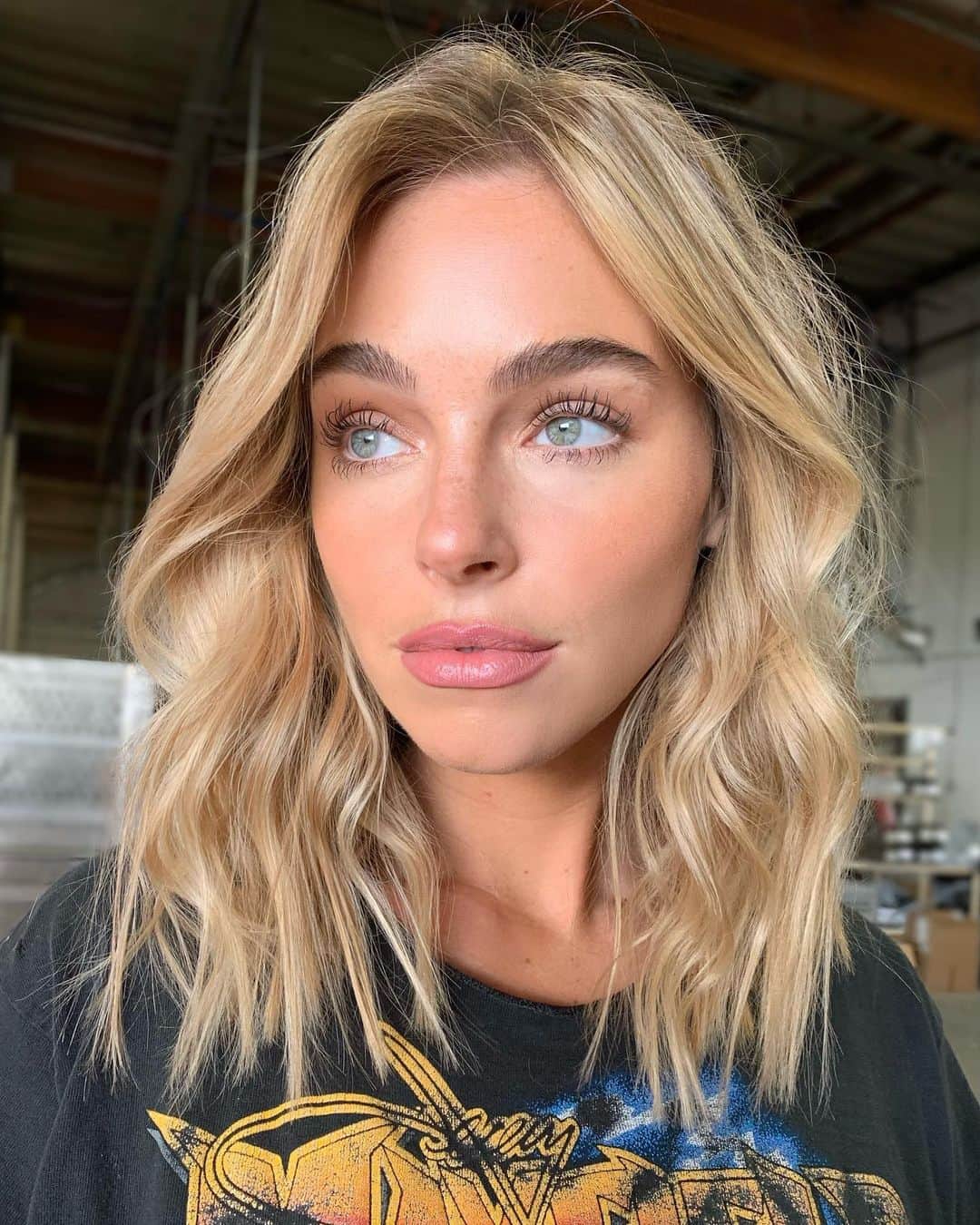 Elizabeth Turnerのインスタグラム：「looking ahead to 2021 ✨ moving forward with gratitude.  Thankful for my work and my agent ❤️ applying for grad school this year 🤞🏼 and I have the most exciting project in the works that I cannot wait to share with you all. So grateful that I have so many beautiful souls following my adventure of life. Your support means everything 🥰 oh and the best part of 2021 is that I have my best friend by my side 🐶 swipe for a cute pic of my love 🐕」