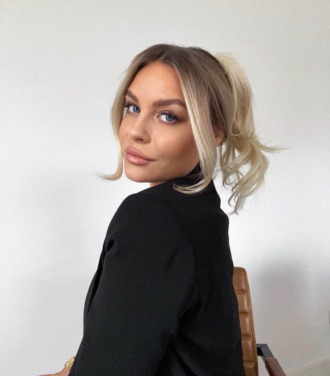 Dagi Beeのインスタグラム：「w e r b u n g  Soft face, but tough mind. ☁️ Wie gefällt Euch der Make-Up Look? Ab heute ist die neue Spring Collection von @Guerlain erhältlich. In meiner Story erzähle ich noch etwas mehr dazu 🤍  #guerlain」