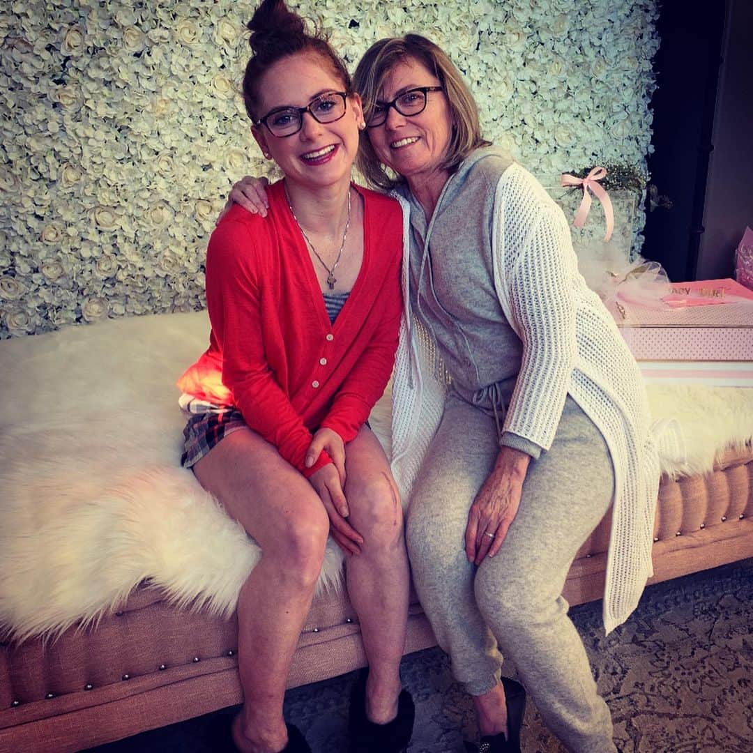 ナターシャ・ピュリッチさんのインスタグラム写真 - (ナターシャ・ピュリッチInstagram)「Thank you for filling my life with memories and unconditional love through every trial and tribulation.  Being a guiding light through dark times and being my forever cheerleader. Wish I could spend today with you!💜🍀 #pmoney #shedoesitall #frontlineworker#ourwonderwoman #thoughsheislittlesheisfierce」1月16日 0時56分 - tashapurich