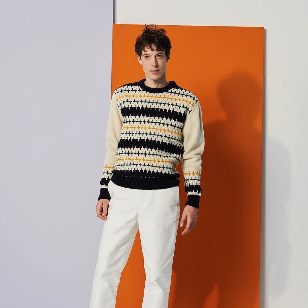 のインスタグラム：「Le saviez-vous ? Ce pull a été réalisé à partir de nos archives familiales de maille des années 30 aux années 90. L’histoire de ce motif est originale, comme souvent chez Le Mont Saint Michel. Dessiné par la mère d’Alexandre, il fut l’un des premiers à être réalisés sur les métiers circulaires jacquards de type Singer PAP achetés aux USA au début des années 60.  _____  This sweater has been designed using our knitting family archives from the 30s to the 90s. The story behind this pattern is quite original, as it is often the case with Le Mont St Michel. It was designed by Alexandre’s mother, and one of the first to be made on Singer PAP circular jacquard knitting machines which were bought from the US in the early 60s.  #lemontstmichel #knitwear #vintageknitwear #archiveknitting #frenchfashion」