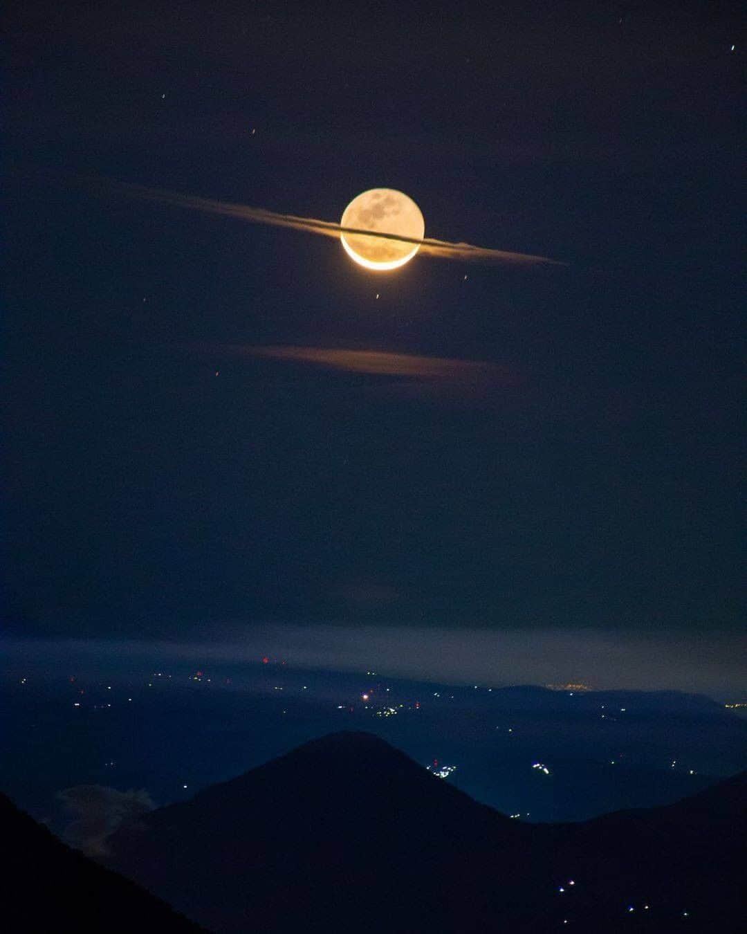 Discover Earthさんのインスタグラム写真 - (Discover EarthInstagram)「The moon dressed up like Saturn above Pacaya volcano! "From afar you may wonder, “Is that an asteroid ring around the moon?”. Well, the disguise of this waning moon is actually a thin cirrostratus cloud. The way the cloud interacts with the moon creates a unique display of beauty that steals protagonism from the surrounding stars. Below the moon? The dimly lit silhouette of volcano Pacaya and the Guatemalan highlands can be appreciated.⁣⁣"  #discoverguatemala🇬🇹 with @francisco_sojuel  . . . . #guatemala ​#quepeladoguat  #guategram ​#guat ​#perhapsyouneedalittleguatemal  #instaguate  #huntgramguatemala  #guatemalan  #therealguatemala  #guatelinda  #quechileroguate  #elmaizgt  #chapin ​#elsalvado  #volcano  #volcan  #lava」1月16日 1時00分 - discoverearth