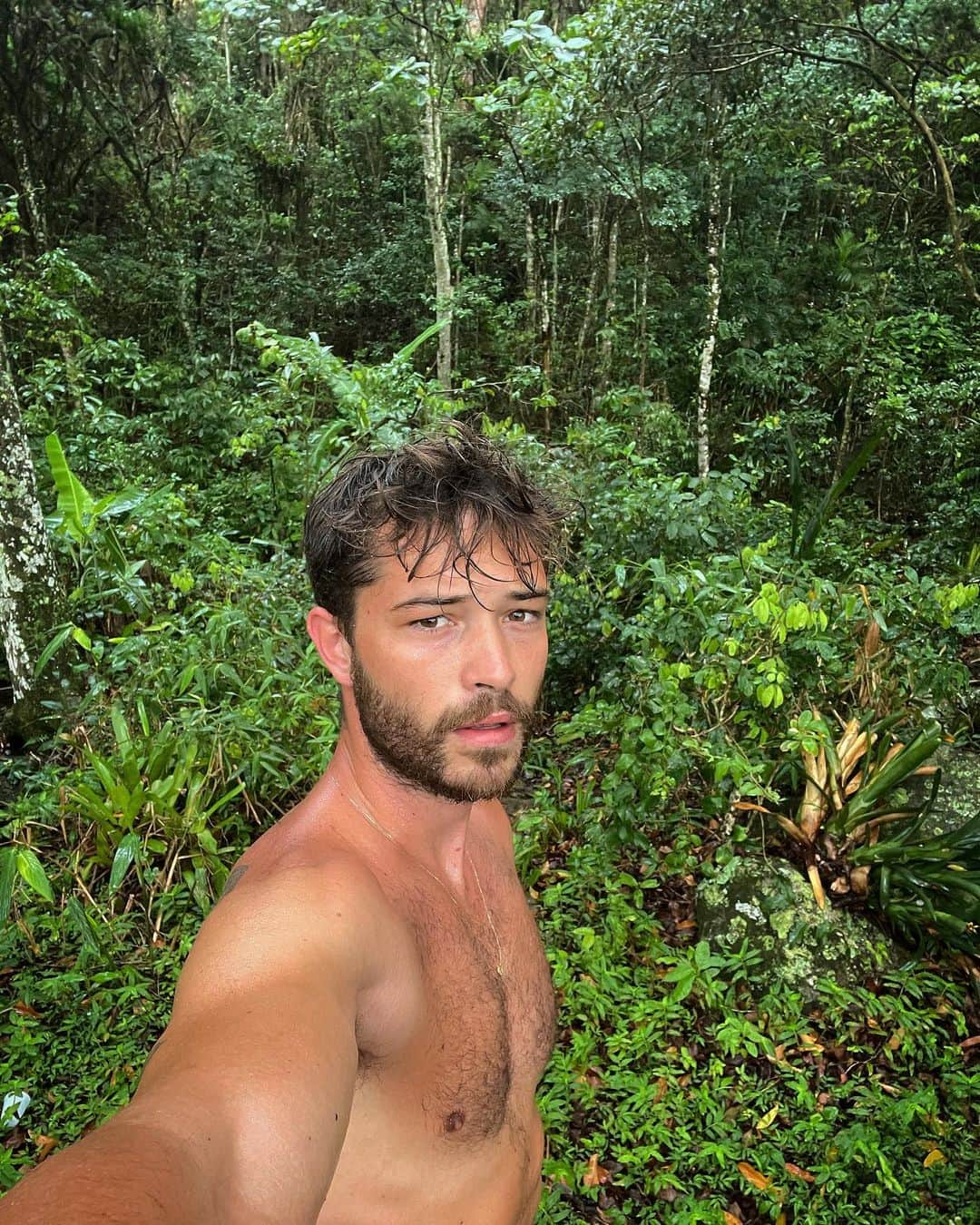 フランシスコ･ラチョースキーさんのインスタグラム写真 - (フランシスコ･ラチョースキーInstagram)「Another run another jungle selfie 🌱🌴🌿」1月16日 1時16分 - chico_lachowski