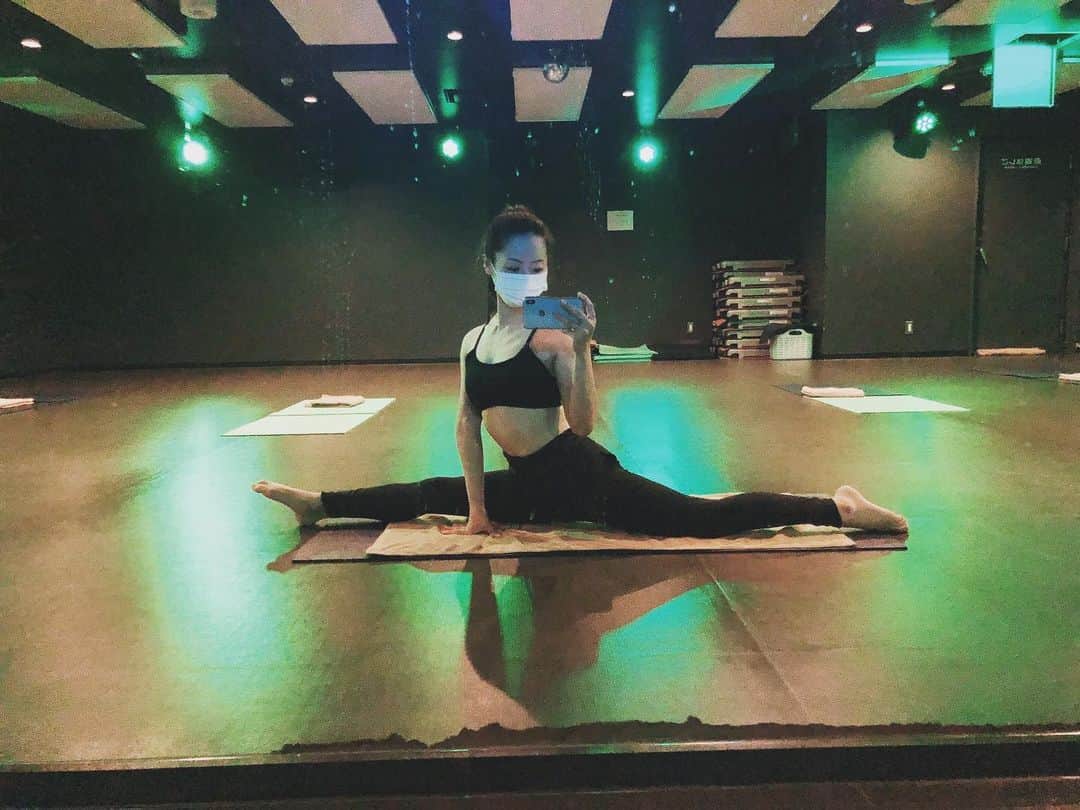 椎名歩美のインスタグラム：「ねよねよ🌙  #前後開脚#ストレッチ#毎日どこかしら筋肉痛#おやすみ」