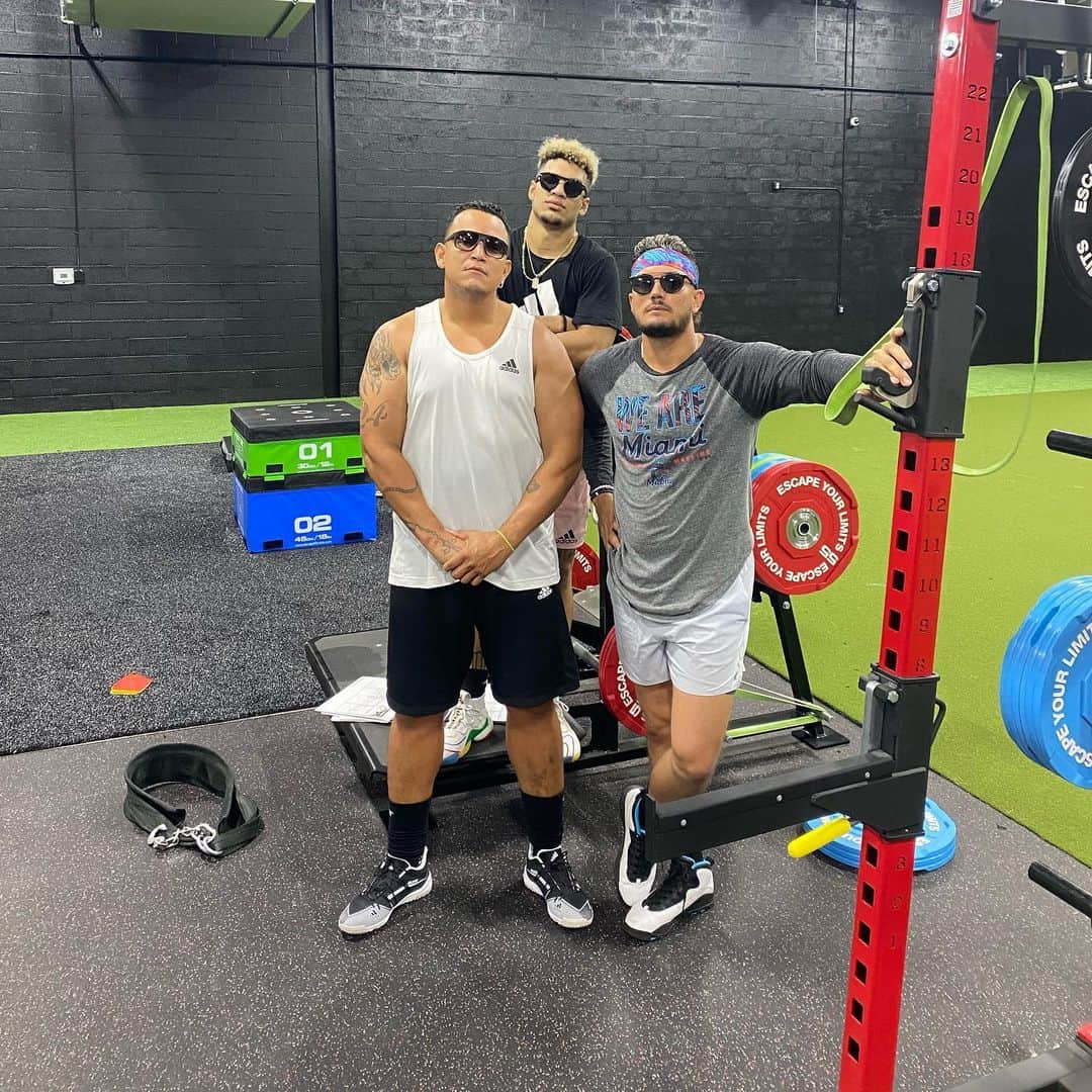 ミゲル・カブレラのインスタグラム：「👓 💪🏽」