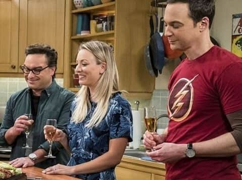 ビッグバン★セオリーのインスタグラム：「Happy Friday 😁  . . . @therealjimparsons @kaleycuoco @sanctionedjohnnygalecki @missmayim @themelissarauch #johnnygalecki #mayimbialik #kaleycuoco #melissarauch #simonhelberg #jimparsons #jerryoconnell #kunalnayyar #leonardhofstadter #amyfarrahfowler #pennyhofstadter #bernadettewolowitz #sheldoncooper #thebigbangtheory #bigbangtheory」