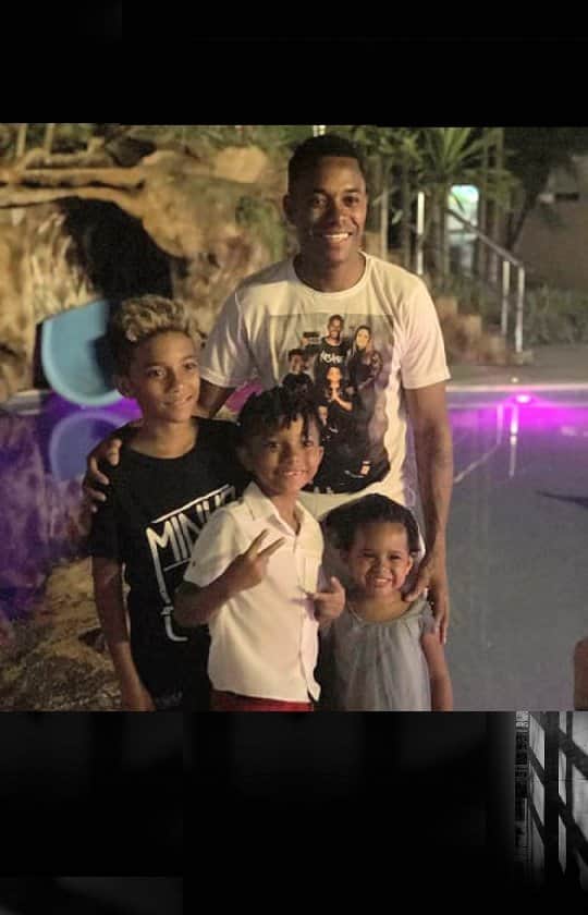 ロビーニョのインスタグラム：「🙏」