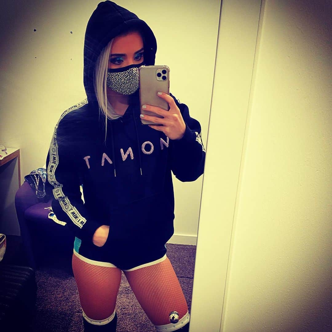 ザイヤ・ブルックサイドのインスタグラム：「Go to college, a university Get a real job, that's what they said to me 🎵   Mask - @xomandyleonxo 😷」