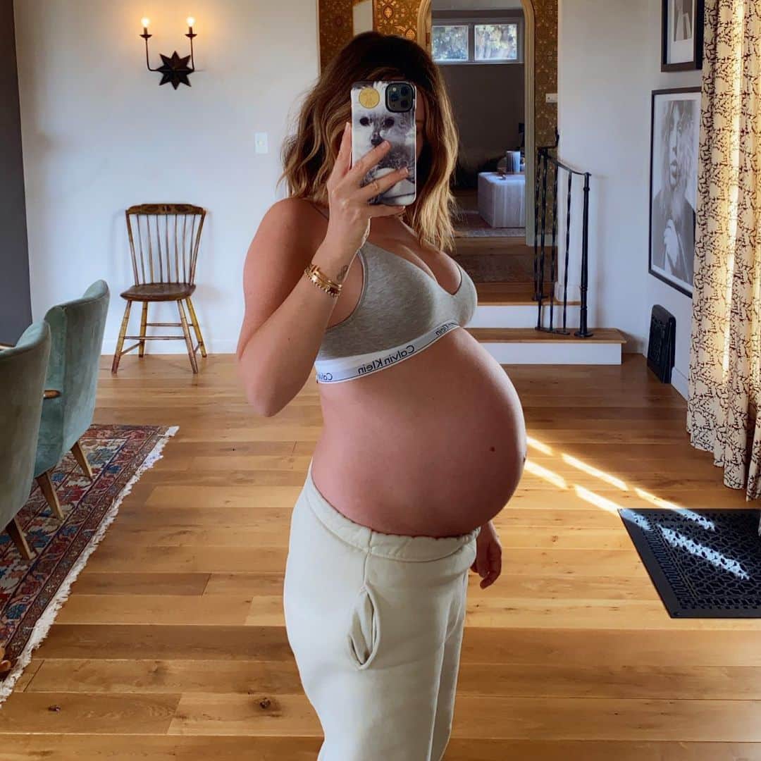 アシュレイ・ティスデイルのインスタグラム：「Today on @frenshe my doula @lbreggy is talking about how to have an empowering birth experience in the hospital! Link in bio!」
