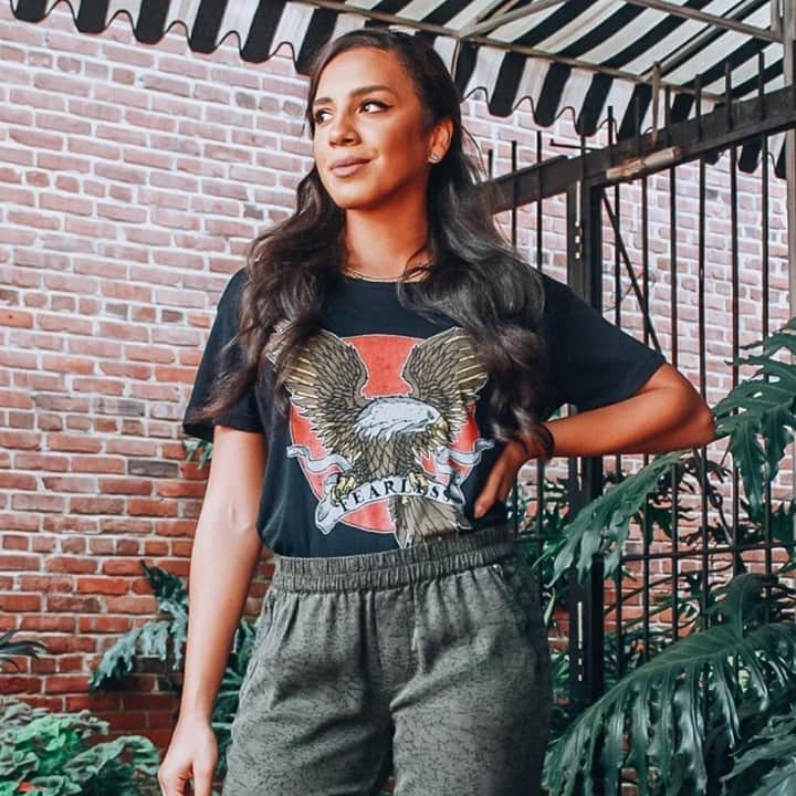 チェイサーのインスタグラム：「Hope you are having a fearless Monday loves!! 🦅 @uptownexclusives Wear this amazing new tee as a reminder of your incredible true nature! #chaserbrand #fearless #graphictee #bandtee #graphictshirt #graphictshirtstyle #bandtshirt #styleinspo CHA5826」