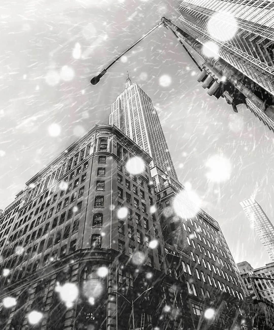 Empire State Buildingのインスタグラム：「Winter wishes ❄️ ⠀⠀⠀⠀⠀⠀⠀⠀⠀ 📷: @photofervor #EmpireStateBuilding」