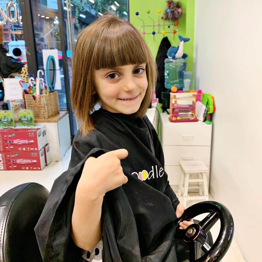Ilana Wilesさんのインスタグラム写真 - (Ilana WilesInstagram)「I’m so sad to learn that Doodledoos is the latest Covid casualty in NYC. Harlow got her first real haircut there (once it was too much for me to cut myself) and her last, with so many haircuts in between. She sat in the taxi, the boat and eventually graduated to the big kid chair. I tried other places that were more convenient, but kept coming back to Doodledoos, because they were the only place that got her bob right. The creators of Harlow’s signature style. 💇🏻‍♀️ I think half the reason I could always convince her to get a cut was because it was part toy shop too. “Harlow, I think you need a haircut.” “Only if we go to Doodledoos.” “DEAL.” You will be missed @doodledoosnyc!」1月16日 1時31分 - mommyshorts