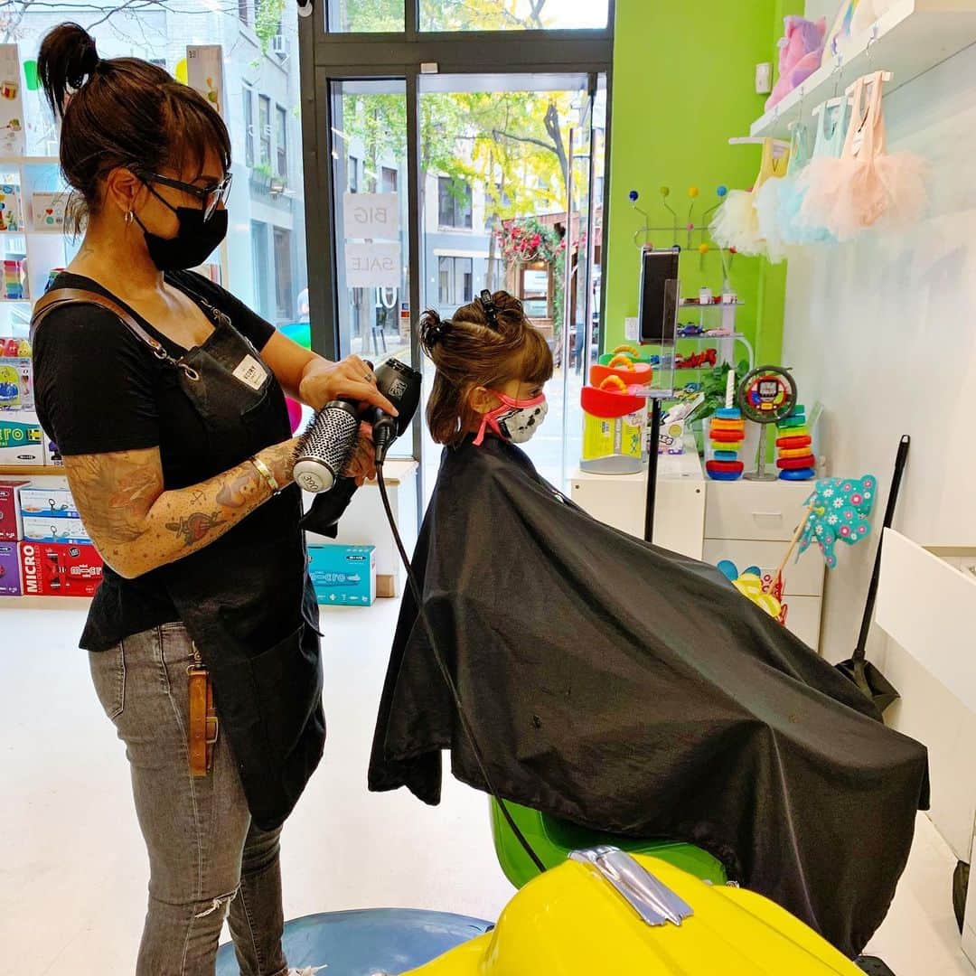 Ilana Wilesさんのインスタグラム写真 - (Ilana WilesInstagram)「I’m so sad to learn that Doodledoos is the latest Covid casualty in NYC. Harlow got her first real haircut there (once it was too much for me to cut myself) and her last, with so many haircuts in between. She sat in the taxi, the boat and eventually graduated to the big kid chair. I tried other places that were more convenient, but kept coming back to Doodledoos, because they were the only place that got her bob right. The creators of Harlow’s signature style. 💇🏻‍♀️ I think half the reason I could always convince her to get a cut was because it was part toy shop too. “Harlow, I think you need a haircut.” “Only if we go to Doodledoos.” “DEAL.” You will be missed @doodledoosnyc!」1月16日 1時31分 - mommyshorts