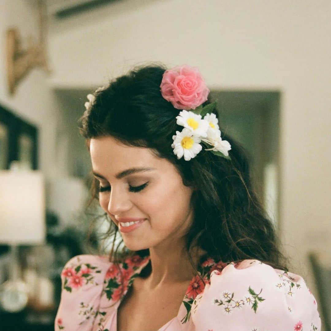 Vogue Beautyさんのインスタグラム写真 - (Vogue BeautyInstagram)「@SelenaGomez's new music video for her first Spanish single in nearly a decade, 'De Una Vez,' is an escape into magic realism. Every element of Gomez’s look in the music video also serves a purpose. The silk @Rodarte flowers are a subtle nod to Frida Kahlo, while the jewelry showcases the talents of Mexican designer Daniela Villegas. “We wanted to have these connections, to create this look, and to play with the amazing flowers the way Frida did, but making it modern and cool for right now,” says Verduzco. “The flowers on the dress, hair, and within the video all connect with this idea of renewal.” Gomez enjoyed the botanical motif. “I love the role nature plays in the video as well and how it represents healing and growth,” she says. “How it represents healing and growth.” Tap the link in our bio for more details on the music video.」1月16日 1時35分 - voguebeauty