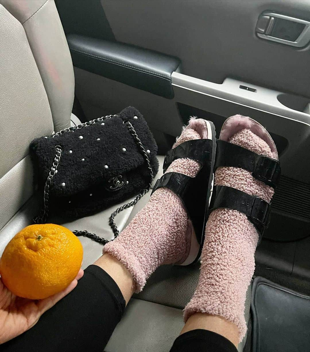 エヴァ・チェンさんのインスタグラム写真 - (エヴァ・チェンInstagram)「Stocks and socks: COVID (and pregnancy) made me do it 🤪 #evachenpose」1月16日 1時38分 - evachen212