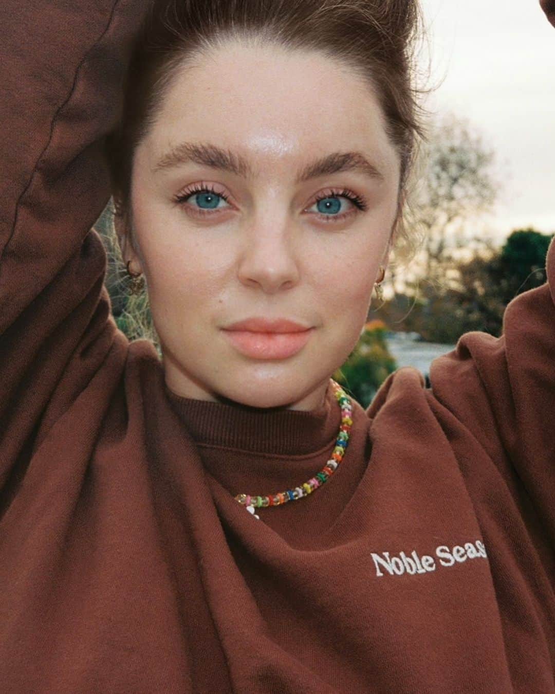 アレクサ・ロジーのインスタグラム：「I’ve been taking so many photos of my cat that I forget to post pics of me sometimes. new favorite crew @nobleseason」