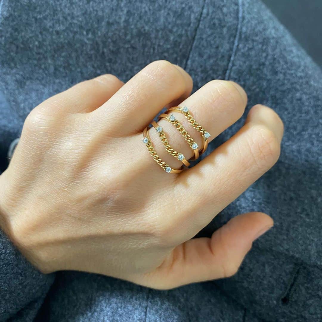 デルフィナデレトレズのインスタグラム：「Wearing the NEW ‘Dots’ ring soon available on our e-store 🔗❣️  #delfinadelettrez  #dotscollection」