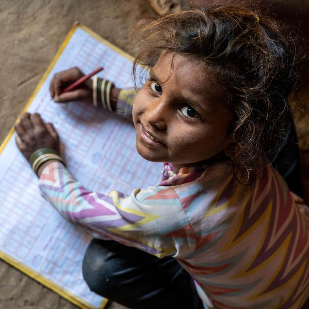 unicefさんのインスタグラム写真 - (unicefInstagram)「Six-year-old Rupal from India has very limited means to continue her education and is falling behind.  Due to lack of access to technology, internet or even a desk to study from, for the poorest and most vulnerable children, learning from home during the COVID-19 pandemic has been a real struggle and sometimes impossible. UNICEF calls for urgent action to bridge the digital divide and prioritise the reopening of schools.  © UNICEF/UN0378022/Panjwani」1月16日 1時45分 - unicef