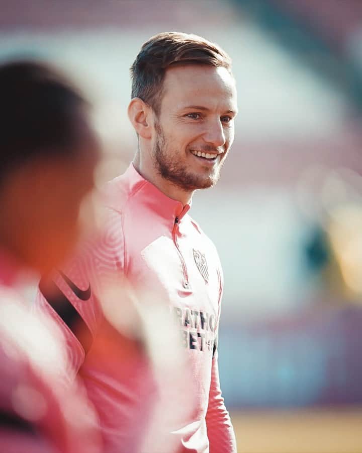 イヴァン・ラキティッチのインスタグラム：「Today’s training session! Have a good weekend! 🤙🏼🙋🏼‍♂️ #rakitic #sevillafc #wearesevilla」