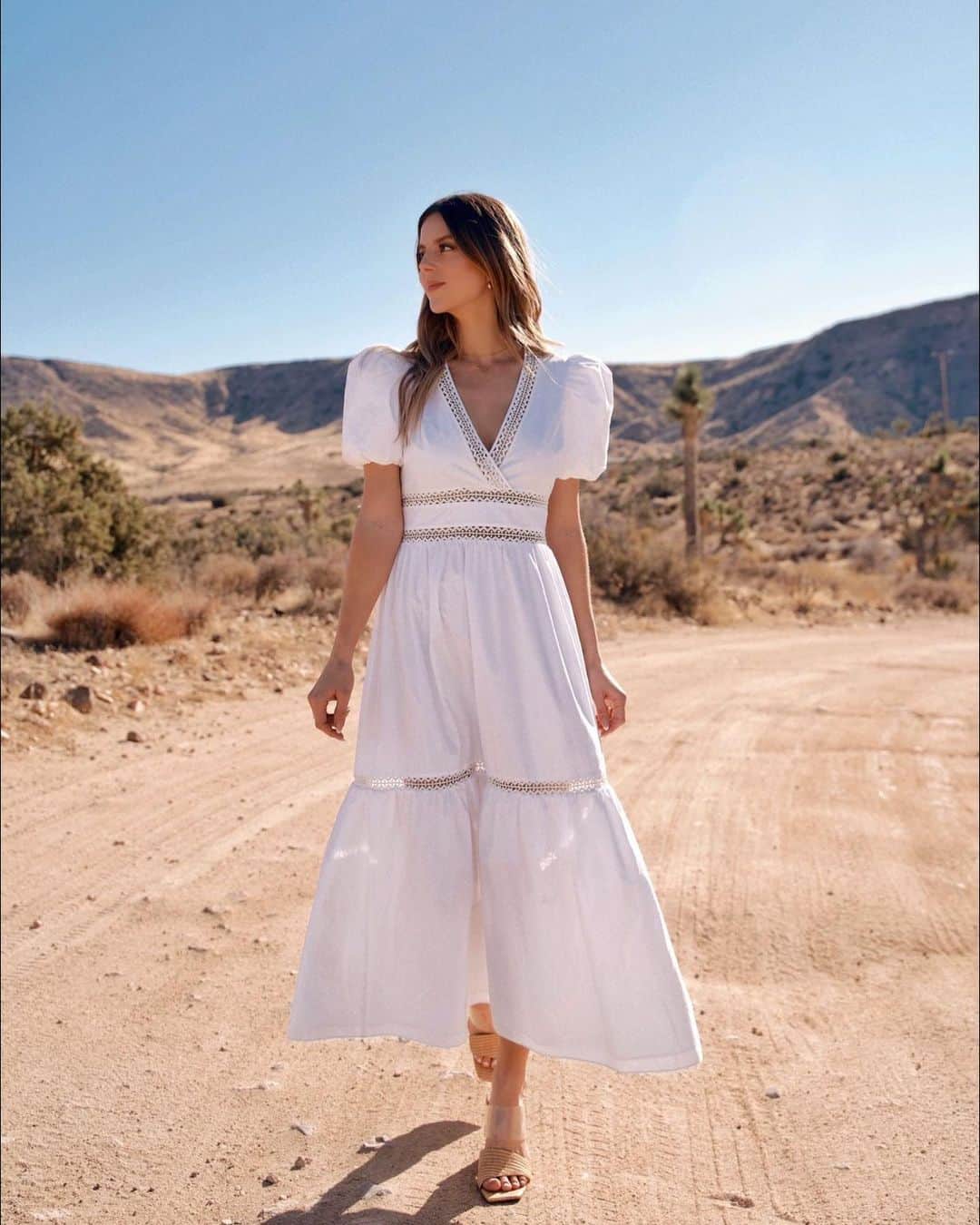 Monique Lhuillierのインスタグラム：「Inspired by the warm light of Tuscany, the ML Monique Lhuillier Summer 2021 collection was inspired by sunset hued florals found across Italy’s rustic landscape. Beautiful bouquets are printed on chiffon and pleated. Shades of blossom pink woven with glittering gold fil coupe create breezy silhouettes. Printed washed charmeuse and crisp poplin silhouettes provide elevated yet versatile dressing. The collection is effortlessly chic, ideal for intimate gatherings and relaxed al fresco dining. 🤍🧡 #mlmoniquelhuillier」