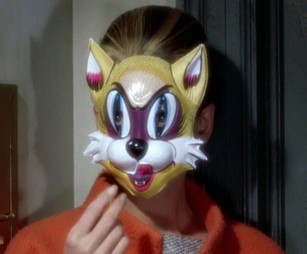 フラヴィア・ルチーニのインスタグラム：「Wear your mask 🐯#audreyhepburn #breakfastattiffanys #wearyourmask」