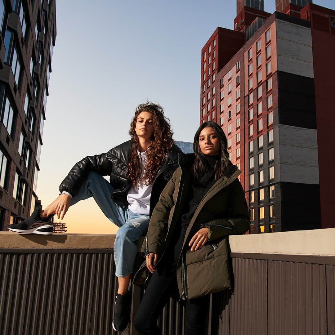 のインスタグラム：「Friends don’t let friends live unremarkably. #DKNYSTATEOFMIND」
