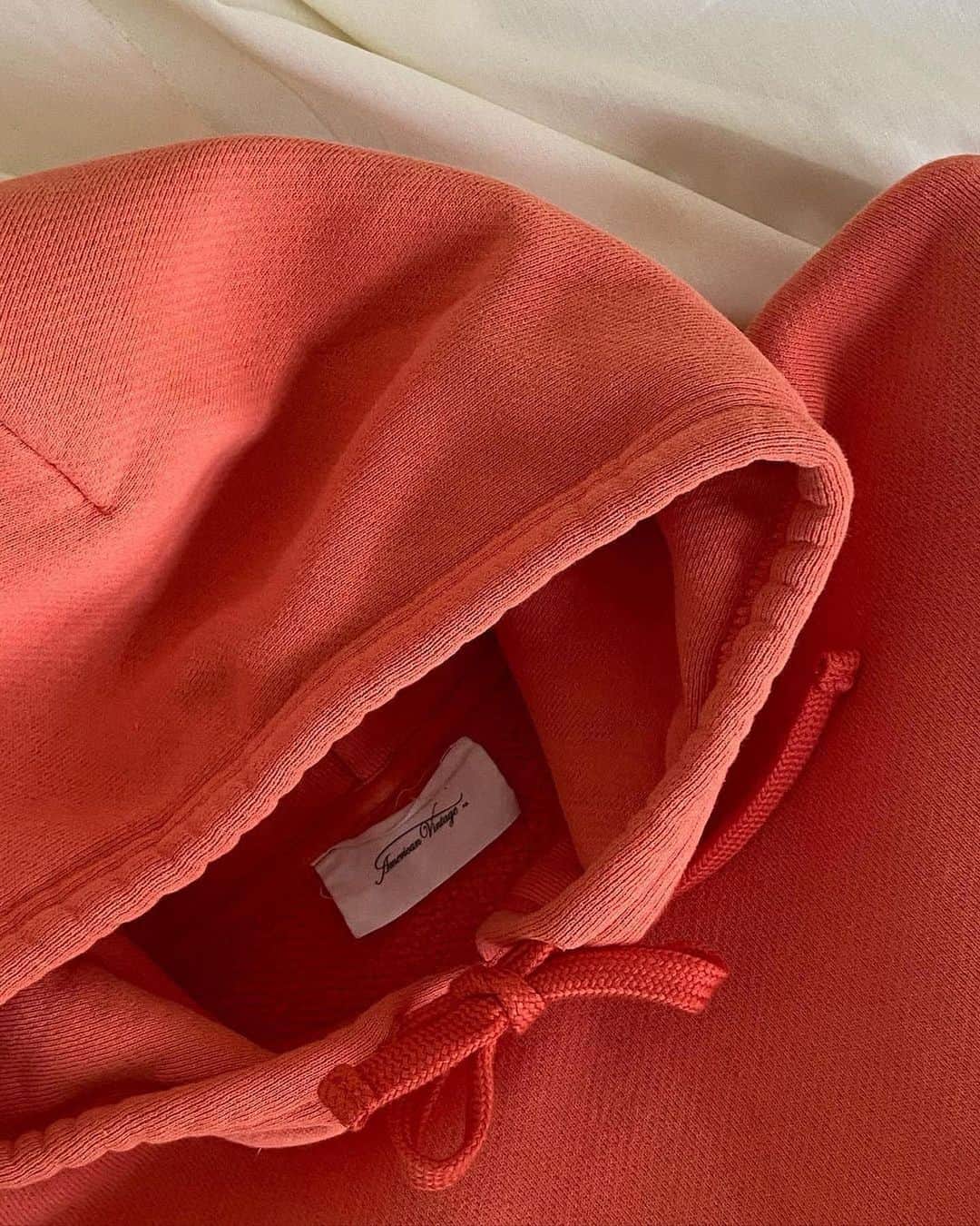 アメリカンビンテージのインスタグラム：「ORANGE 🍊 Introducing a touch of color to your winter wardrobe ! 📷 @carlotaweberm . #americanvintage #womenswear」