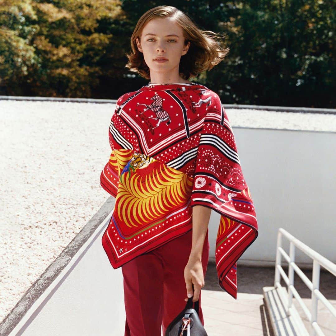 のインスタグラム：「Whirlwind of silk.  #SummerSpectrum #CashmereSilk  #Hermes #HermesSilk」