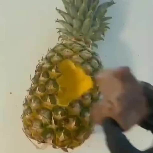 2.8 Milllon CAKESTERS!のインスタグラム：「Pineapple inside-out cake 🍍🎂⁠ 🎥: @lukevincentini」