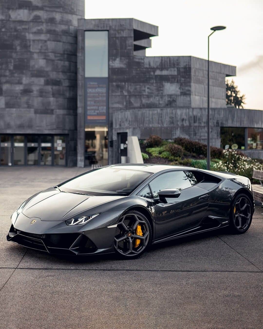 ランボルギーニのインスタグラム：「Perfect for stylish city life.  Huracán EVO has its own unique ways to make every day amplified.  Captured by @mr.revmatch for @lamborghini_brussels.  #Lamborghini #HuracanEVO #EveryDayAmplified」