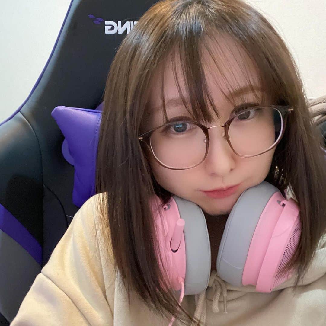 大谷咲子のインスタグラム：「全然更新してませんでした…息してます🙏 外食が大好きなのであまりできなくてしょんぼりしてますが、ウーバーやテイクアウトでお店を支えたいと思います。  今年も配信頑張ります！ 何卒よろしくお願いいたします。  パーカーは　#EDNA (@edna___official )です。  #Razer #akracing  #streamer  #gamer」