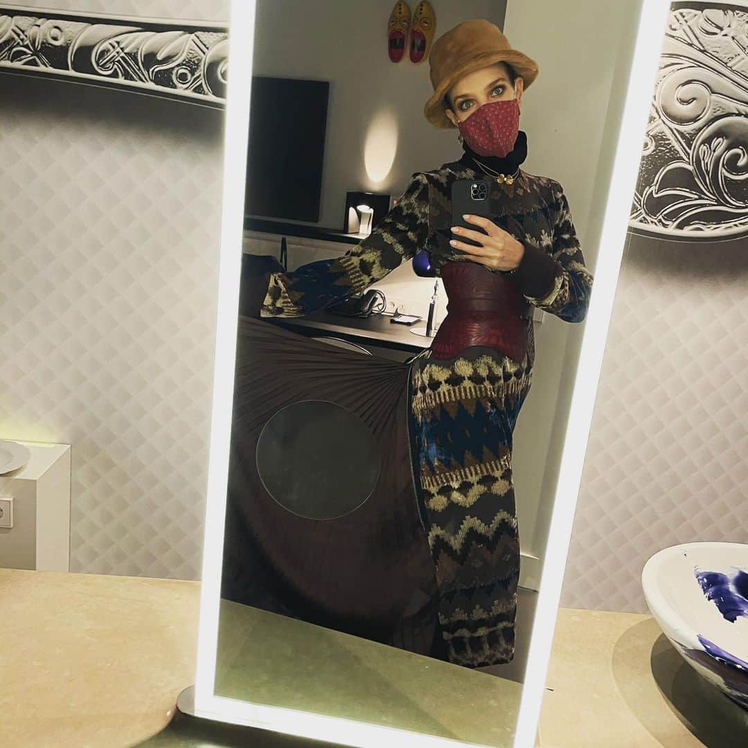 ナタリア・ヴォディアノヴァのインスタグラム：「Postcard from Amsterdam 💌🤹🏼☔️」
