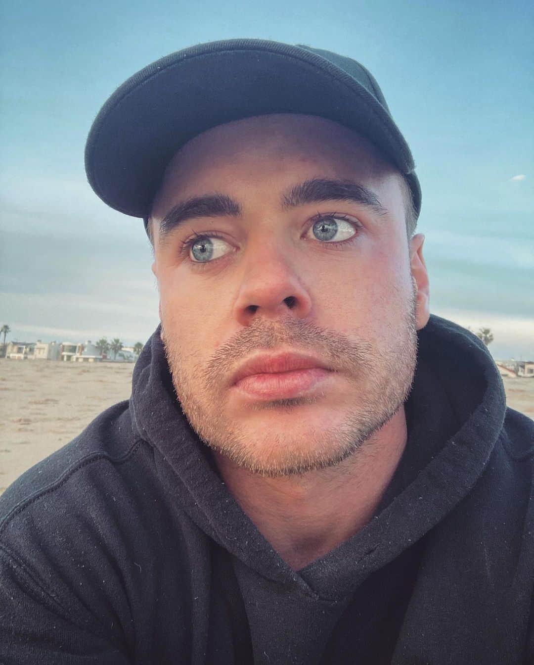 レオン・エルスのインスタグラム：「👀」