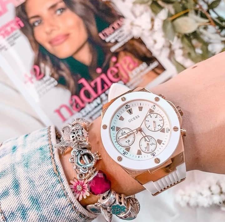 ゲスのインスタグラム：「better times ahead ✨ #GUESSWatches (📸: @daria.budzinskaa)」