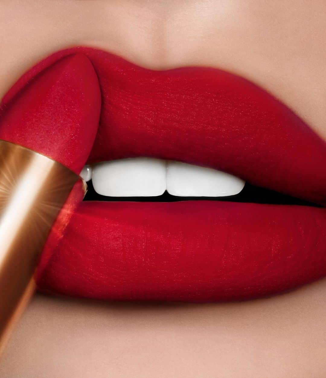 パット・マグラスさんのインスタグラム写真 - (パット・マグラスInstagram)「SCARLET LETTER ❤️❤️❤️ Create the perfect red pout with the ultimate duo: MatteTrance Lipstick in NEW Limited Edition shade 'ELSON 3' and PermaGel Ultra Lip Pencil in 'BLOOD LUST' ❤️❤️❤️ The Crimson Couture Lip Kit is AVAILABLE NOW at ‪PATMcGRATH.COM‬  👄@rebellebeautyx」1月16日 2時02分 - patmcgrathreal