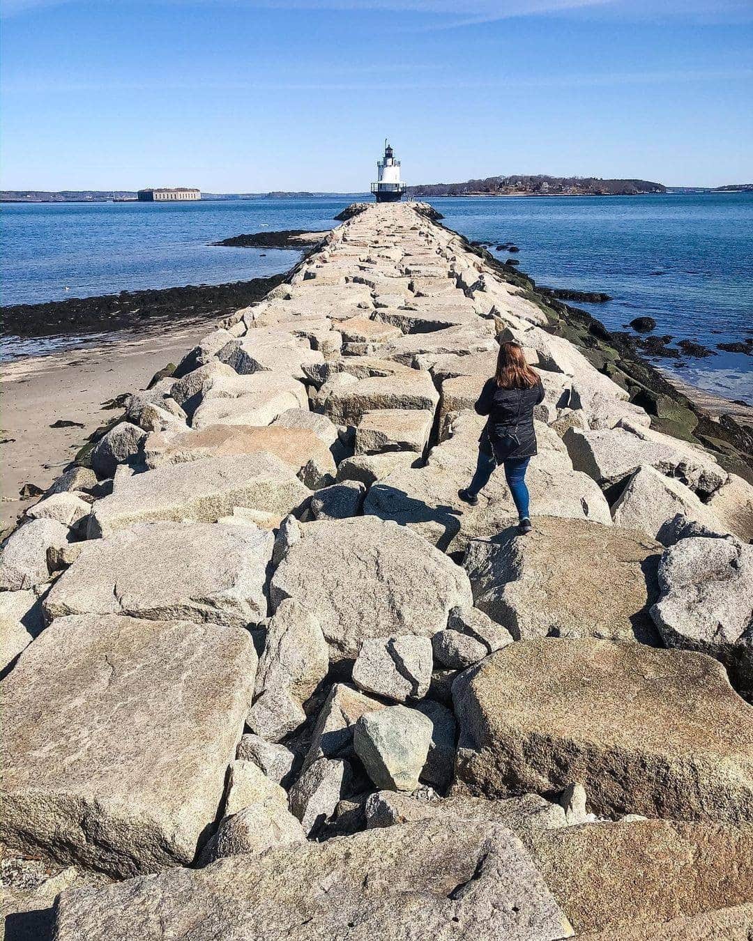 デルタ航空のインスタグラム：「Looking for inspiration for future travels? Portland, Maine is the perfect mix of urban and outdoors, so you can get your fix of the city but still avoid the crowds. SkyMiles Member @sarasmiles365's favorite things to see are the many historic lighthouses (she even spent an entire day driving around to visit them all!) If you're looking for an incredible food scene combined with great outdoor adventures, make sure to add Portland to your 2021 bucket list.  Note: A negative COVID-19 test or a 10-day quarantine is currently required for out-of-state travelers coming into Maine.」