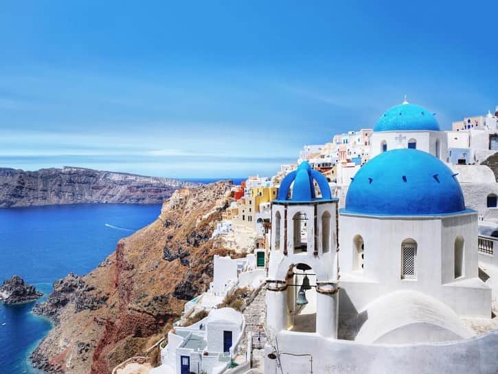 HGTVさんのインスタグラム写真 - (HGTVInstagram)「What's number one on your travel bucket list? 🏆 Our friends at @travelchannel gathered up 21 dream trips, and you can see them all when you visit the link in our profile (and click on the blue-tiful photo of Santorini). 🔝 💙⁠⠀ ⁠⠀ 1) Santorini, Greece (📸 Artie Photography)⁠⠀ 2) Cinque Terre, Italy (📸 LSP)⁠⠀⁠⠀ 3) The Peninsula Hotel, Hong Kong (📸 The Peninsula Hotel)⁠⠀⁠⠀ 4) Secret Beach, Kauai (📸 Andre Distel Photography)⁠⠀⁠⠀ 5) Milford Sound, New Zealand(📸 Chris Sisarich)⁠⠀⁠⠀ 6) Singita Ebony Lodge, South Africa (📸 Singita)⁠⠀⁠⠀ 7) Jellyfish Lake, Palau (📸 Michele Westmoreland)⁠⠀⁠⠀ 8) Blue Lagoon, Iceland (📸 Ed Norton)⁠⠀⁠⠀ 9) Zambezi River Rafting, Zambia (📸 Pascal Boegli)⁠⠀⁠⠀ 10) Angkor Wat, Cambodia(📸 Matteo Colombo)⁠⠀⁠⠀ ⁠⠀⁠⠀ #FreshStart #bucketlist #dreamtrip #travelbucketlist⁠」1月16日 2時03分 - hgtv