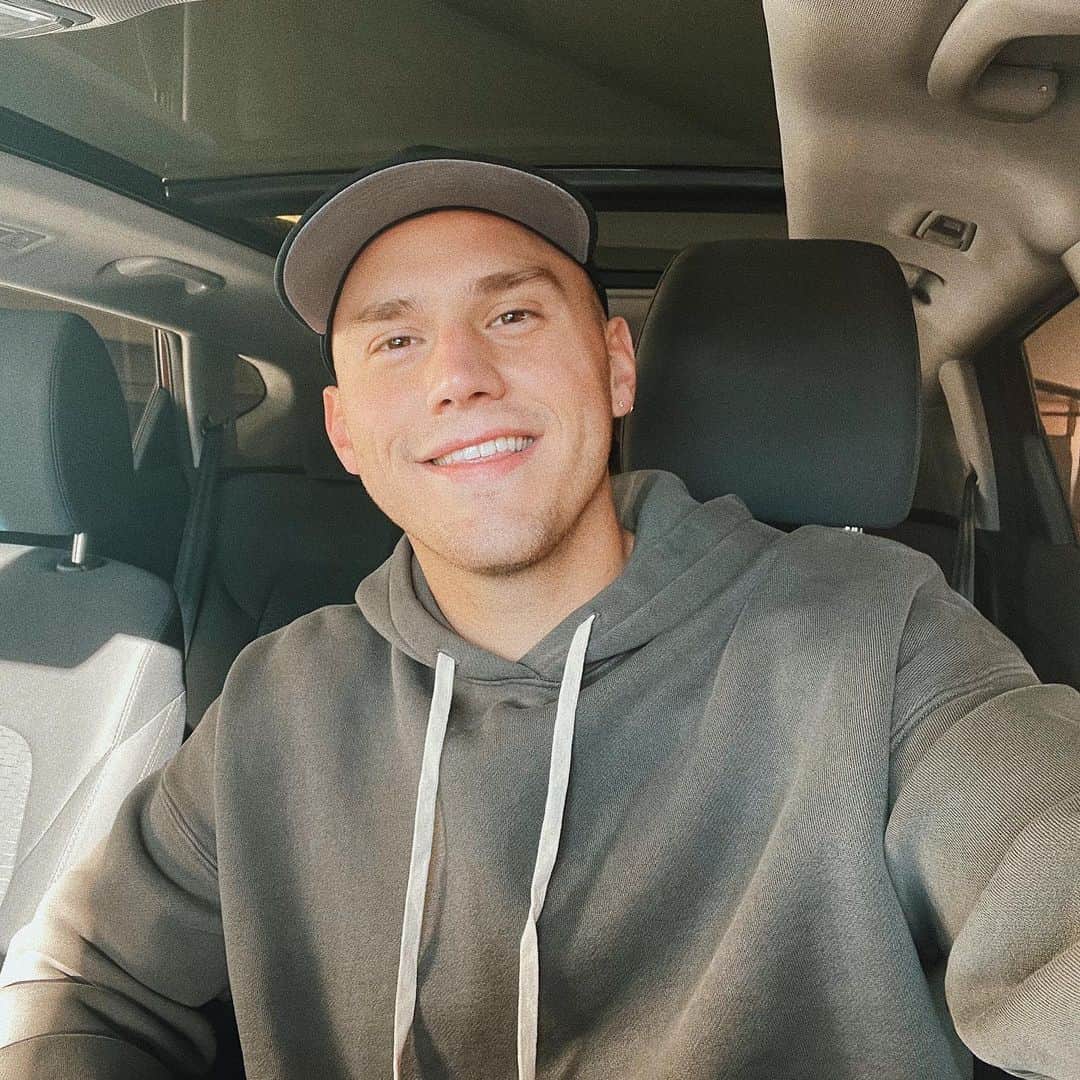 ブランドン・シェイアのインスタグラム：「I’m so happy y’all are enjoying the EP. I was so nervous to release my first project but you all have made it so beyond special. We are already creeping on 300,000 streams in a week... I got two editorial playlists on Apple, 5 on Spotify & so many of you have been sharing & showing me love. I couldn’t be more grateful to have such an amazing internet family. Don’t think for a second it’s stopping here. I’m already halfway done with the next project & have so many more songs to share with y’all. Until then keep streaming & being rad. Love y’all so much.」