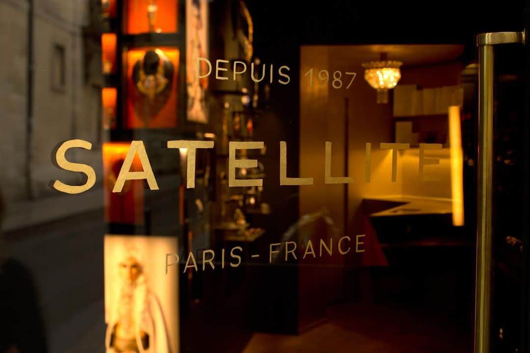 のインスタグラム：「✶ Satellite maison Parisienne depuis 1987. . Dès demain, nous vous recevrons dans nos boutiques de 11h à 17h30 et dans nos corners des grands magasins de 10h à 18h. . Les ventes privées continuent dans nos boutiques et sur l’e-shop. www.satelitteparis-boutique.com . #satelliteparis #bienvenueailleurssatellite #boutiquessatellite #jewelry #bijouxethniques」
