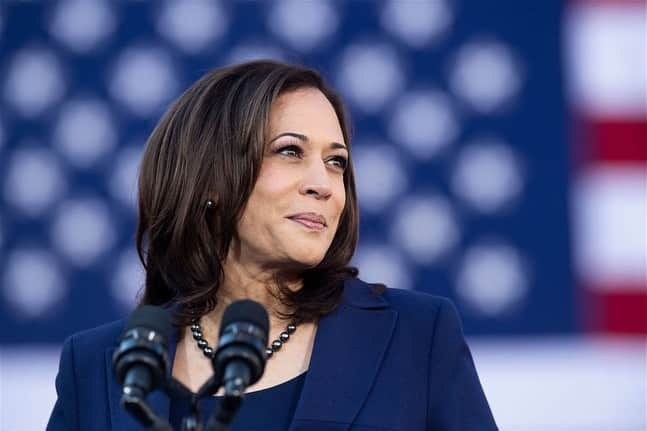 トーマス・サドスキーのインスタグラム：「One way I’m going to defy the white supremacist terrorists that tried to overthrow this country under the guise of patriotism is to unrepentantly celebrate the historic achievement of @kamalaharris.  Amidst all of the coverage of these bigots and their insurrectionist handlers in the congressional Republican delegation, let’s not allow this important moment in the history of our country pass quietly.  The achievements of VP Harris, @staceyabrams and so many Black women & men and other men and women of color that hold and will be appointed to positions of authority and great responsibility give the lie more clearly to the pathetic, cowardly and failed tenets of that sniveling ideology than anything I could say.  There’s obviously so much more work to do in every aspect of American life, but let’s not look past the important and the beautiful moments.」