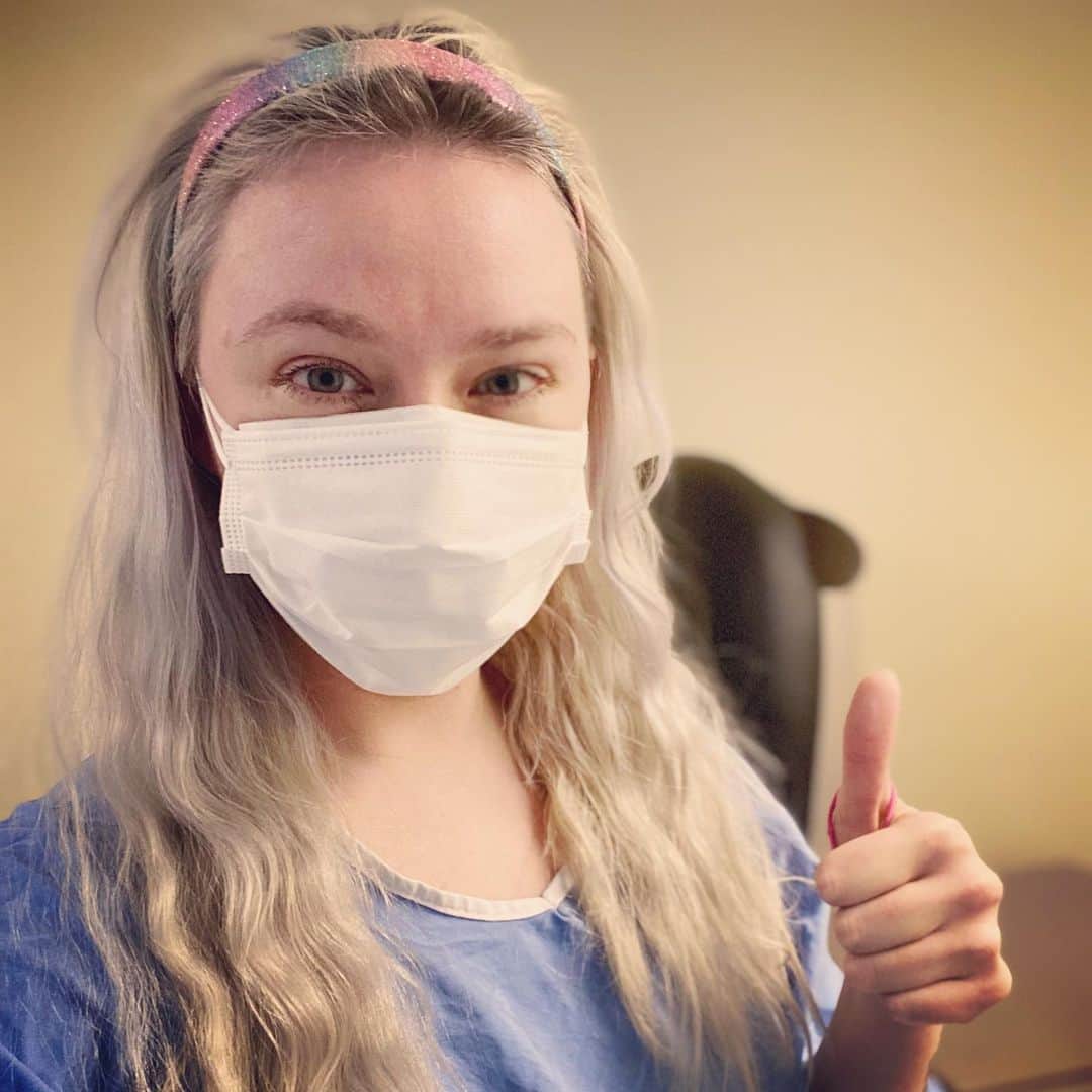 サイモンとマルティナのインスタグラム：「Martina here! This week was my introductory appointment at the GoodHope Ehlers-Danlos Syndrome clinic 🏥 It was over 2 hours of assessment. The doctor went over my entire life medical history before starting the physical tests 😅 Afterwards the doctor confirmed and officially diagnosed me with hEDS, and the good new is that by getting this diagnosis, I’ll have access to specific doctors within the clinic that specialize and/or understand my condition. 🙏 For those of you that don’t know, I was born with Hypermobile Ehlers-Danlos syndrome. It is an inherited connective tissue disorder that is caused by defects in a protein called collagen, and bc collagen is all over your body, it pains me in many different ways 🥲🏥 My doctor in Korea and then my EDS Specialist in Japan have already confirmed my hEDS, BUT there has been a recent update made by the EDS society stating that, “Many people who were previously assigned a diagnosis of EDS-III, EDS-HT, or JHS will meet the criteria for hEDS; some will instead be classed as having Hypermobility Spectrum Disorders (HSD). The new criteria for hEDS are stricter now, intended for a more consistent and targeted identification, in the hopes of aiding a greater understanding of the cause(s) and course (natural history) of the disorder. “ So I was a bit worried but turns out, yup, still have hEDS 🥴📖 After that stress was over, I went off on a #buildaladder walk through the city and stopped to grab a nice warm milk tea and later on a comfort snack in K-Town. If you’ve made it this far, thanks for reading my essay 😂」