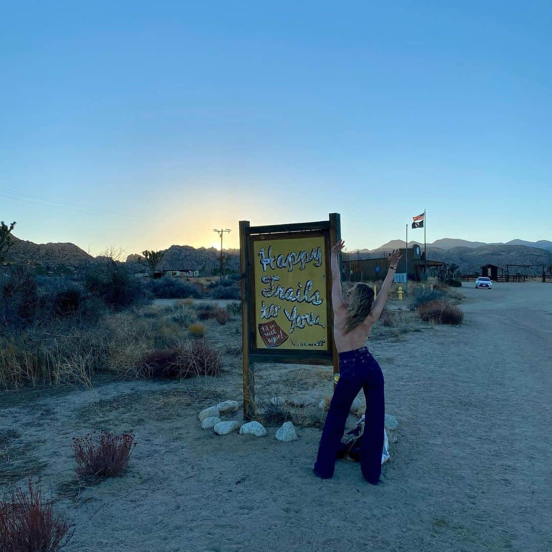 アマンダ・ミシェルカさんのインスタグラム写真 - (アマンダ・ミシェルカInstagram)「Celebrating the Listen!!! release in the desert 🌵 #happytrails」1月16日 2時13分 - iamaj