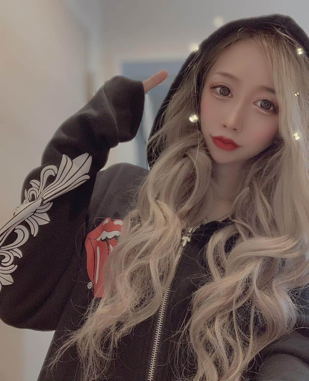 橘楓さんのインスタグラム写真 - (橘楓Instagram)「😈🖕🏻❤️ 絵っておもしろい🎨👩‍🎨🖼 そこに言葉は無いのに  言葉にないものを感じる事が出来る 今日ストーリーに載せた絵がバズってもた🧠🎶🫀🎶🦋  てか最近のメンヘラとか病んでる奴が強いみたいな風潮なんやねん弱い ...
