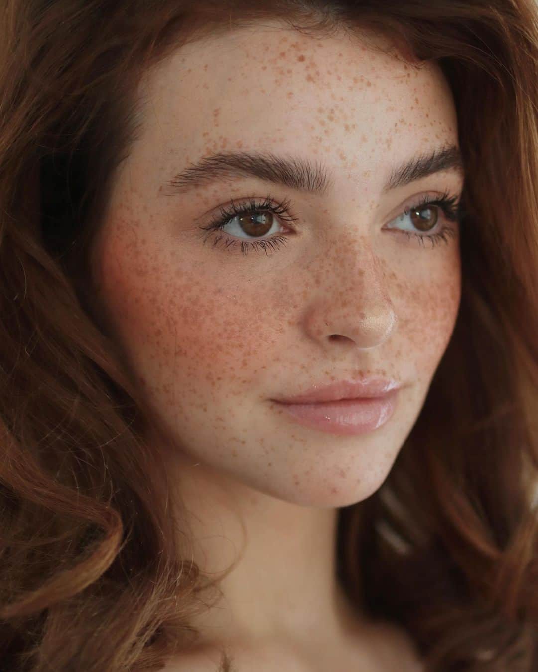Kelsey Simoneのインスタグラム：「Living in my best skin ever, with the Best Skin Ever foundation from @sc It has hydrating agents like hyaluronic acid and anti-pollution with algae extract, and it’s only $20! Love the sleek bottle which is made from 30% recycled glass.. doing good for the earth and your skin! #sephoracollection #BeautyUncomplicated #ad」