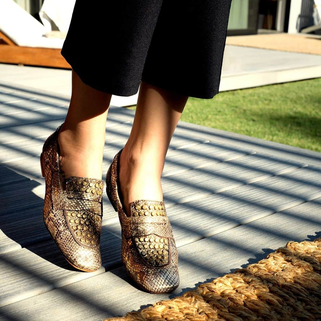 のインスタグラム：「Getting Ready to Boogie into the weekend 💃💛💃🏻 ⁠ .⁠ .⁠ .⁠ .⁠ .⁠ #calleencordero #handmade #loafers #shopsmall」
