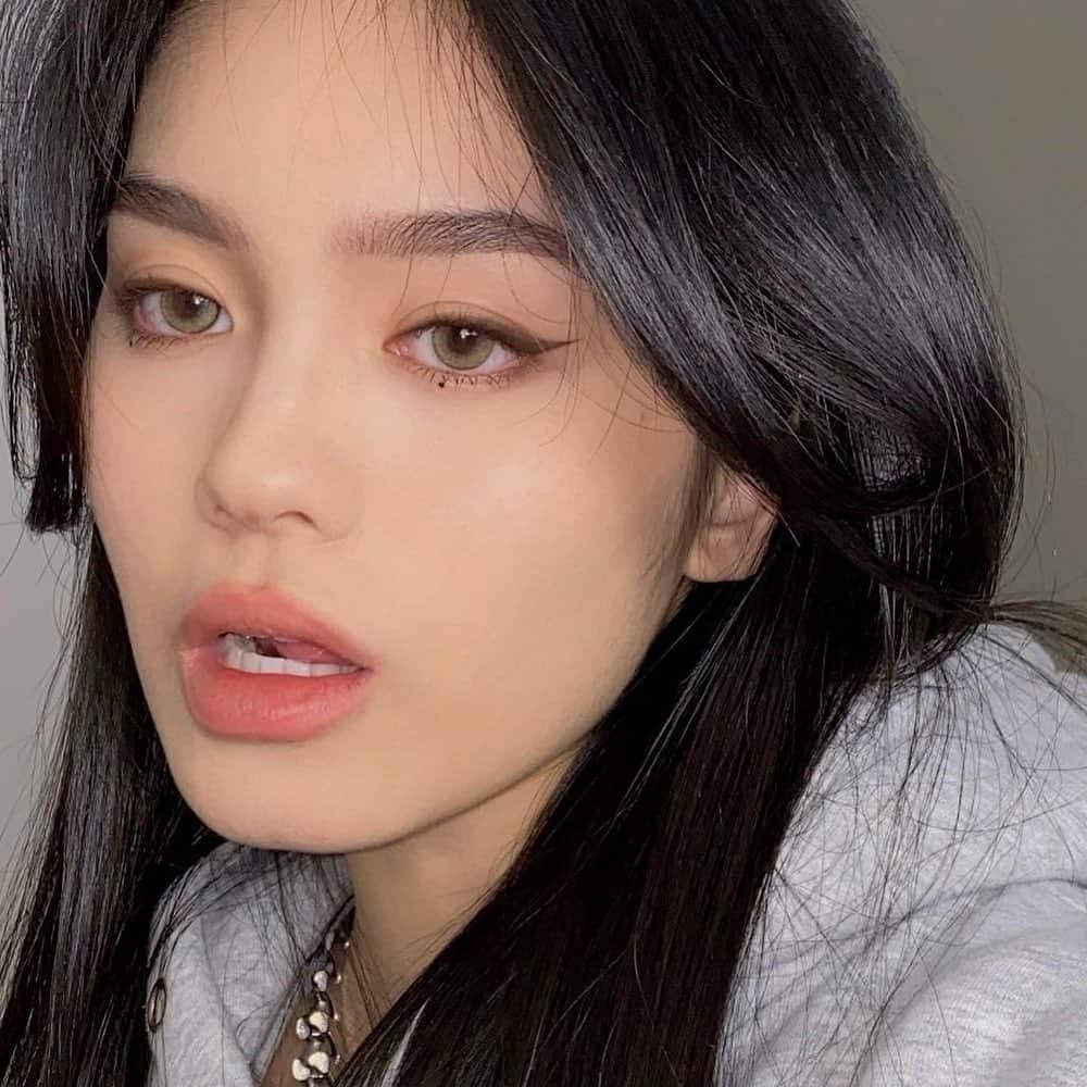 Benefit Cosmeticsさんのインスタグラム写真 - (Benefit CosmeticsInstagram)「E-girl vibes ⚡ @jessyluxe wears Precisely, My Brow Eyebrow Pencil (5 - warm black-brown) & 24-hour Brow Setter Clear Brow Gel to complete her look! #regram #friendswithbenefit」1月16日 2時19分 - benefitcosmetics